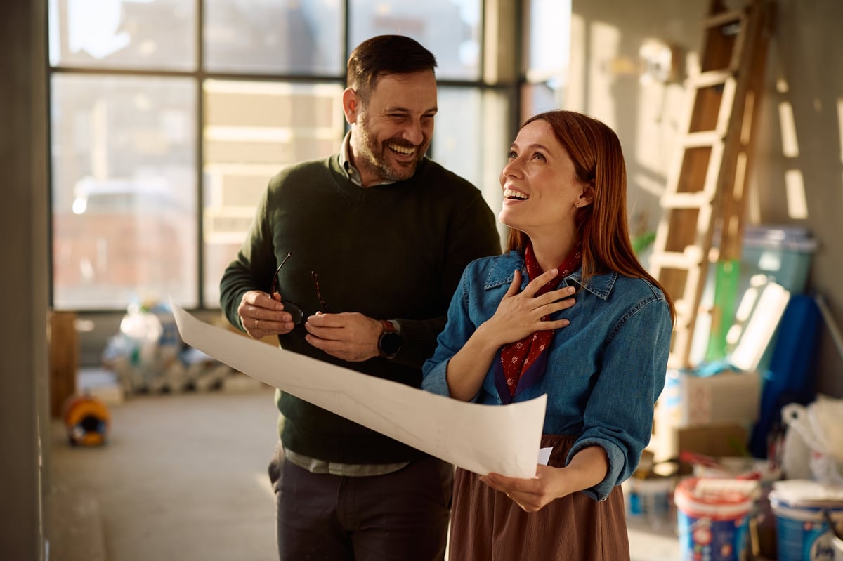 Pareja revisando los planos de la reforma de su vivienda