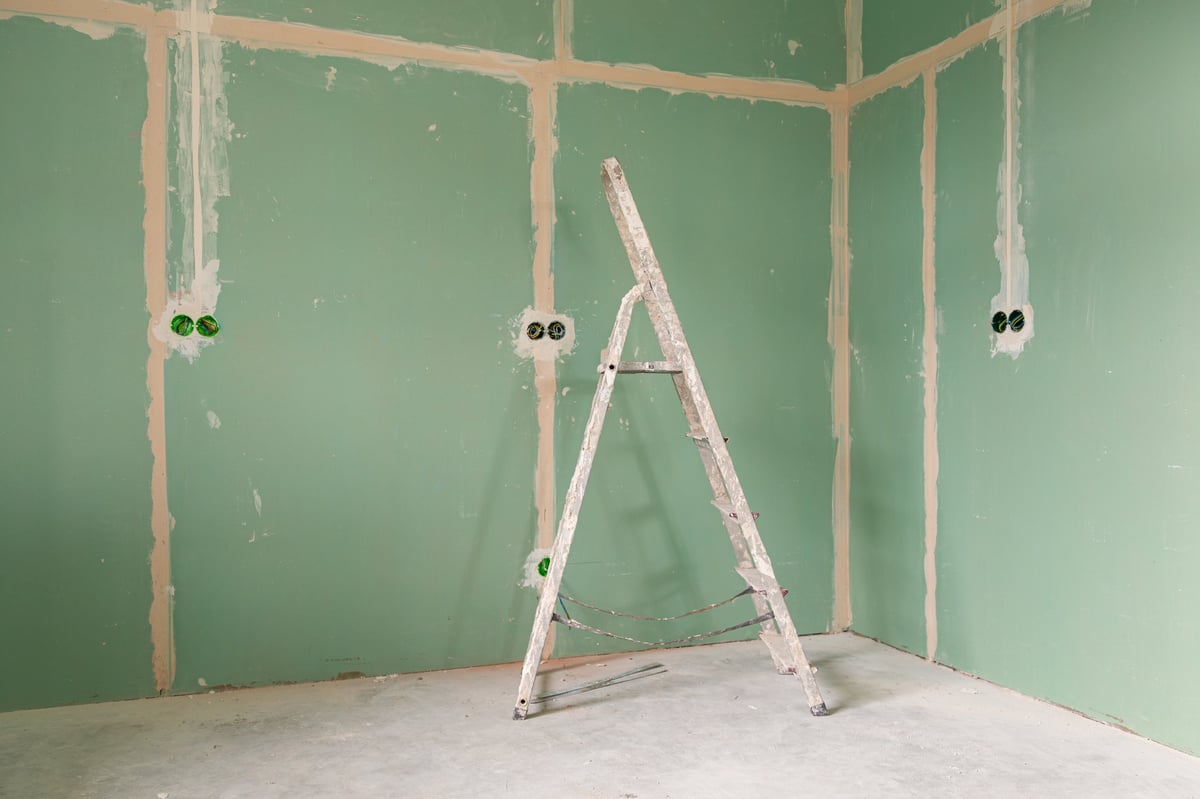 Interior de baño en obras listo para la instalación de sanitarios